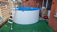 Der Pool mit Kunstrasen.